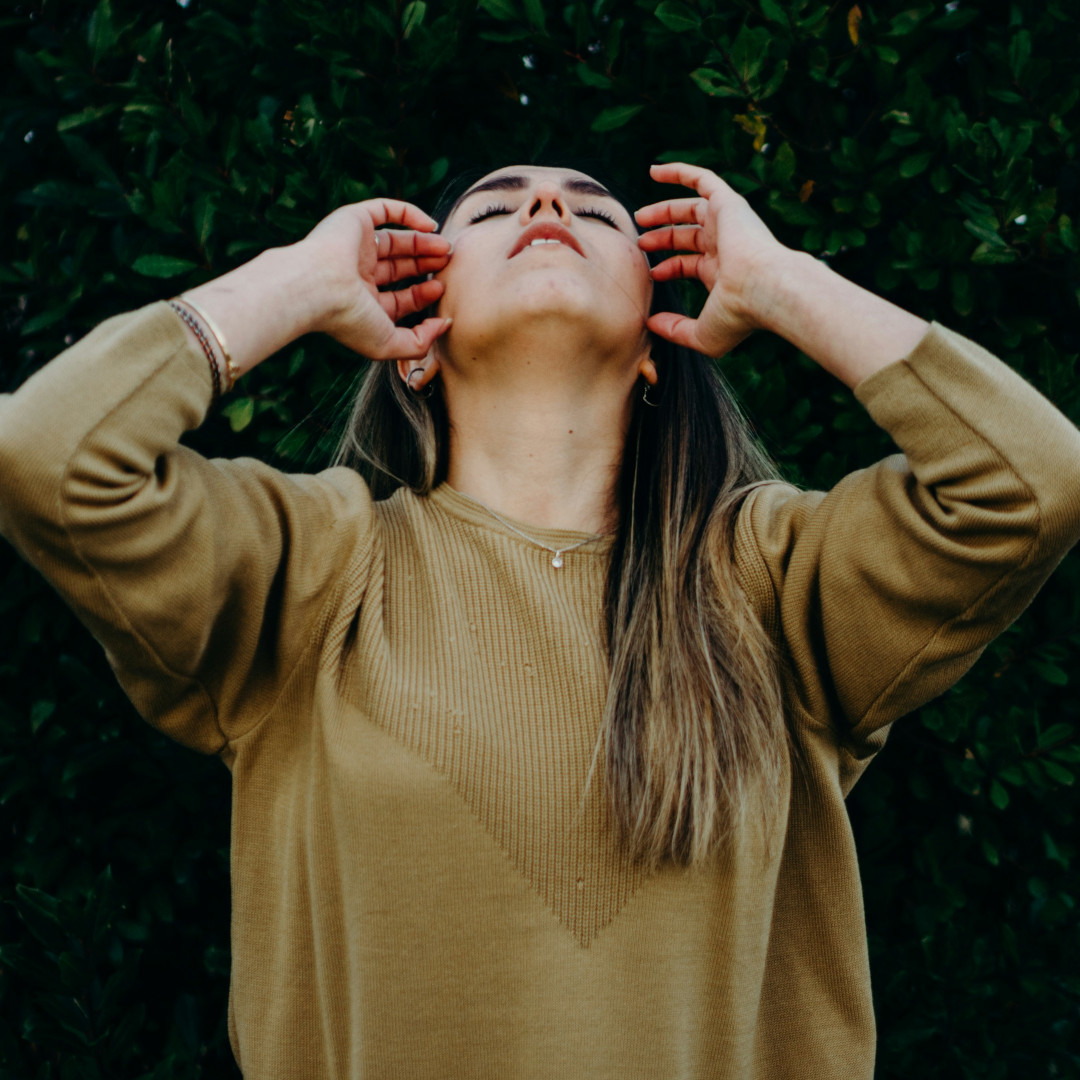 femme anxieuse regarde en l'air